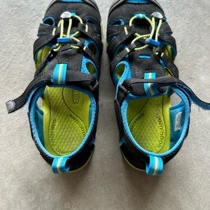 Boys Size 5 Keens